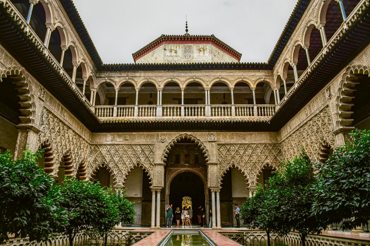 Historische Spaanse patio met bogen, groen en een fontein
